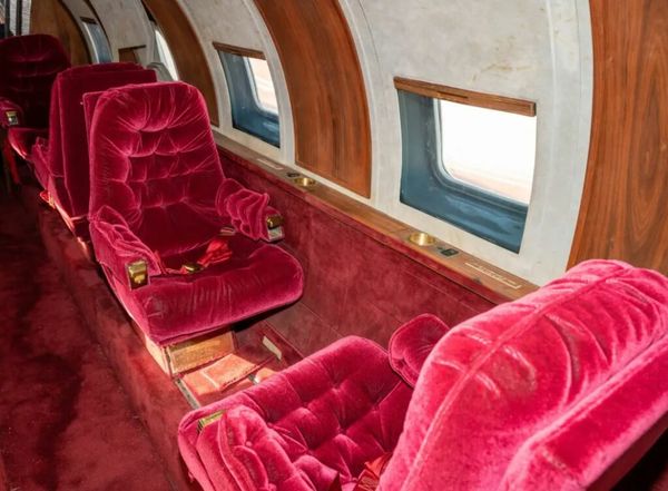 Elvis Presley’s Extravagant Private Jet: A Glimpse Into the King’s Lavish Lifestyle