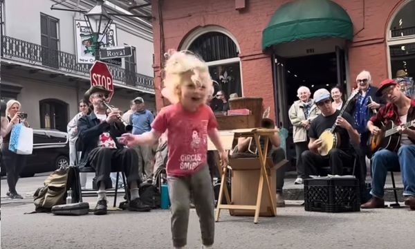 Sweet Little Girl Steals The Show When She Starts Dancing